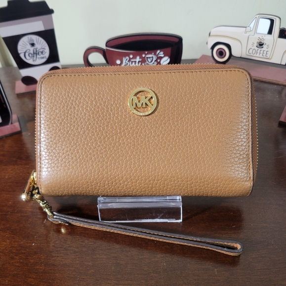 EUC Michael Kors Leather Wristlet - Picture 1 of 5